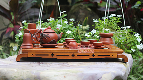 Nét tinh tế của bộ ấm chén được nghệ nhân Bát Tràng nặn thủ công