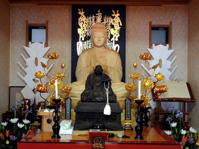 Bài trí bàn thờ Phật tại gia không chỉ đem lại không gian thanh tịnh và tâm linh hơn cho bạn, mà còn là nơi để thể hiện gu thẩm mỹ và sự độc đáo của mình. Hãy tạo ra không gian tâm linh của riêng bạn với các vật phẩm và hình ảnh Phật giúp bạn tìm được niềm vui và sự bình an.