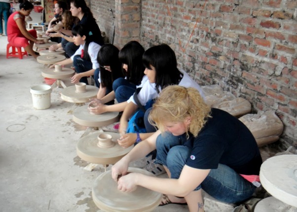 Trải Nghiệm Cảm Giác Tự Làm Gốm Tại Làng Gốm Sứ Bát Tràng