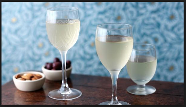 Những công dụng bất ngờ của rượu trắng mà các bà nội trợ không nên bỏ qua