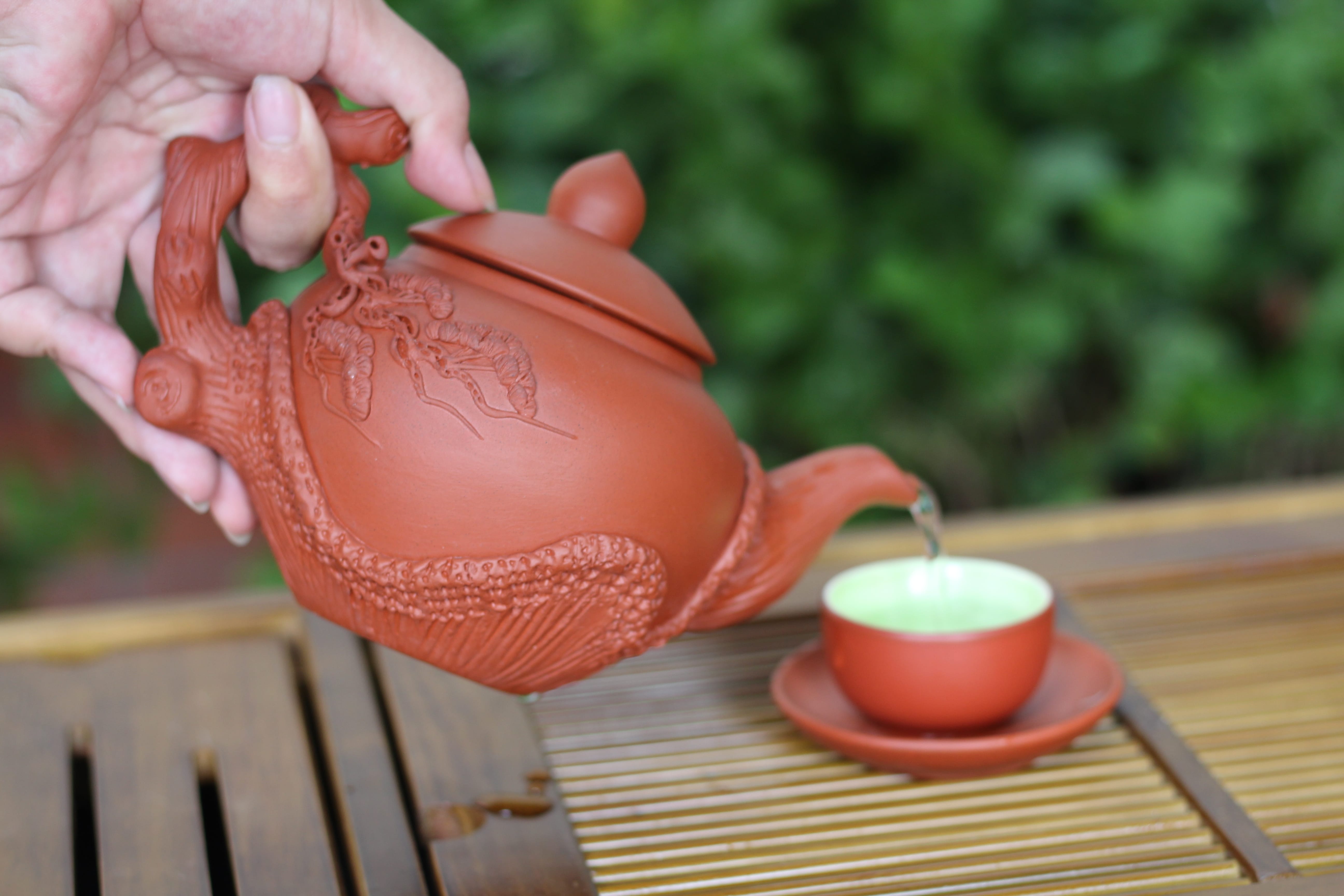 Cảm nhận ly trà được pha từ ấm chén tử sa