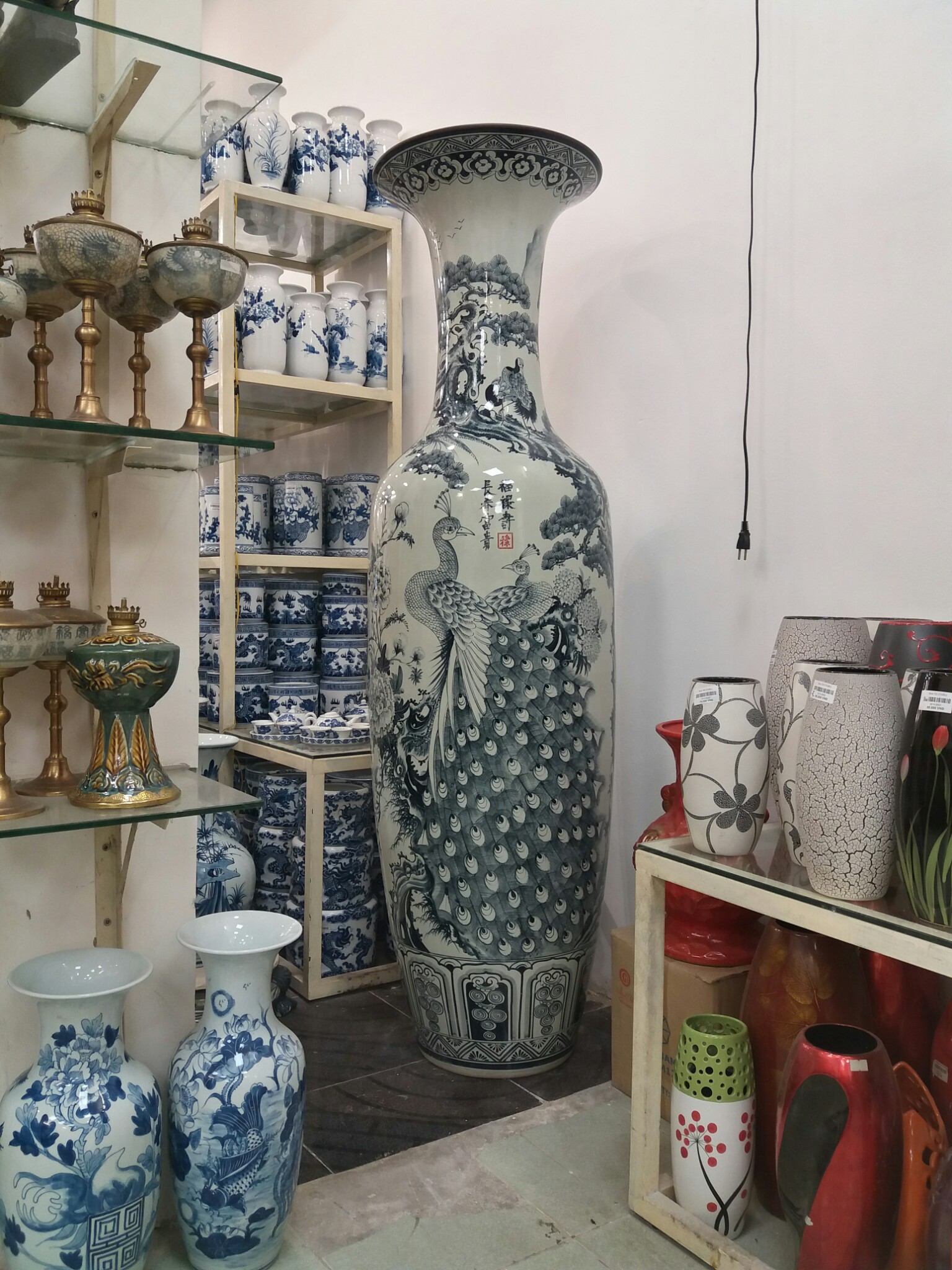 Lọ lộc bình gốm sứ phong thủy “hot” nhất hiên nay