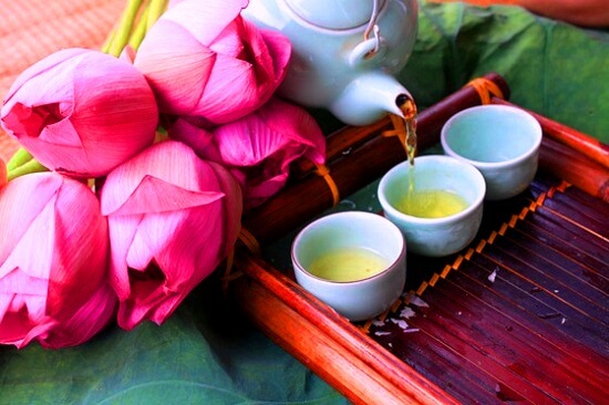 Bí quyết pha trà sen thơm ngon với bộ ấm chén Bát Tràng