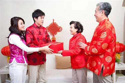 Lọ lộc bình Bát Tràng - Quà tặng Tết đoàn viên ý nghĩa cho bố mẹ