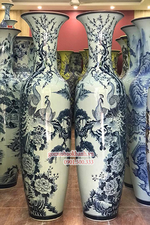 Lọ lục bình gốm sứ Bát Tràng mang những nét đặc trưng riêng của làng gốm