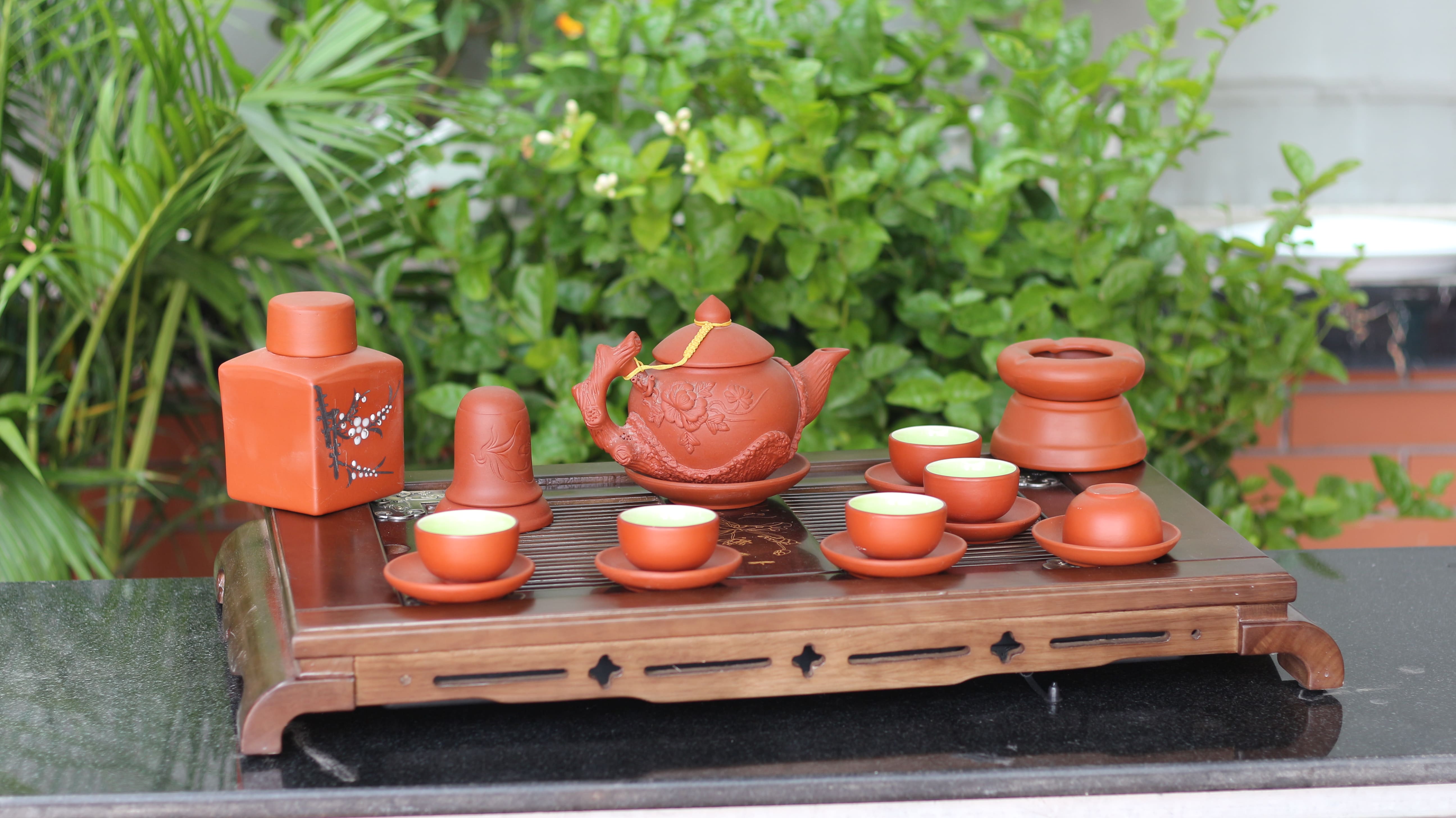 Bộ ấm chén uống trà Bát Tràng – sản phẩm kỳ công của những nghệ nhân làm gốm