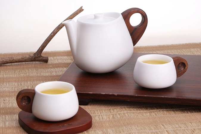 Sành trà, thưởng trà cùng với ưu điểm bộ ấm chén gốm sứ Bát Tràng