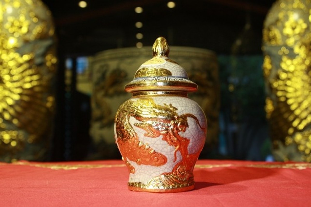 Chóe thờ là gì? Cách chọn chóe thờ phù hợp