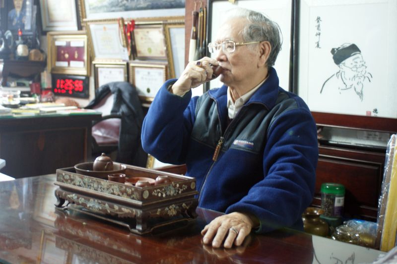 Ông tôi luôn uống trà với bộ ấm chén tử sa Bát Tràng