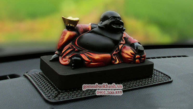 Chọn tượng phật a di đà và phật di lặc để trên xe ô tô để mang lại may mắn và bình an